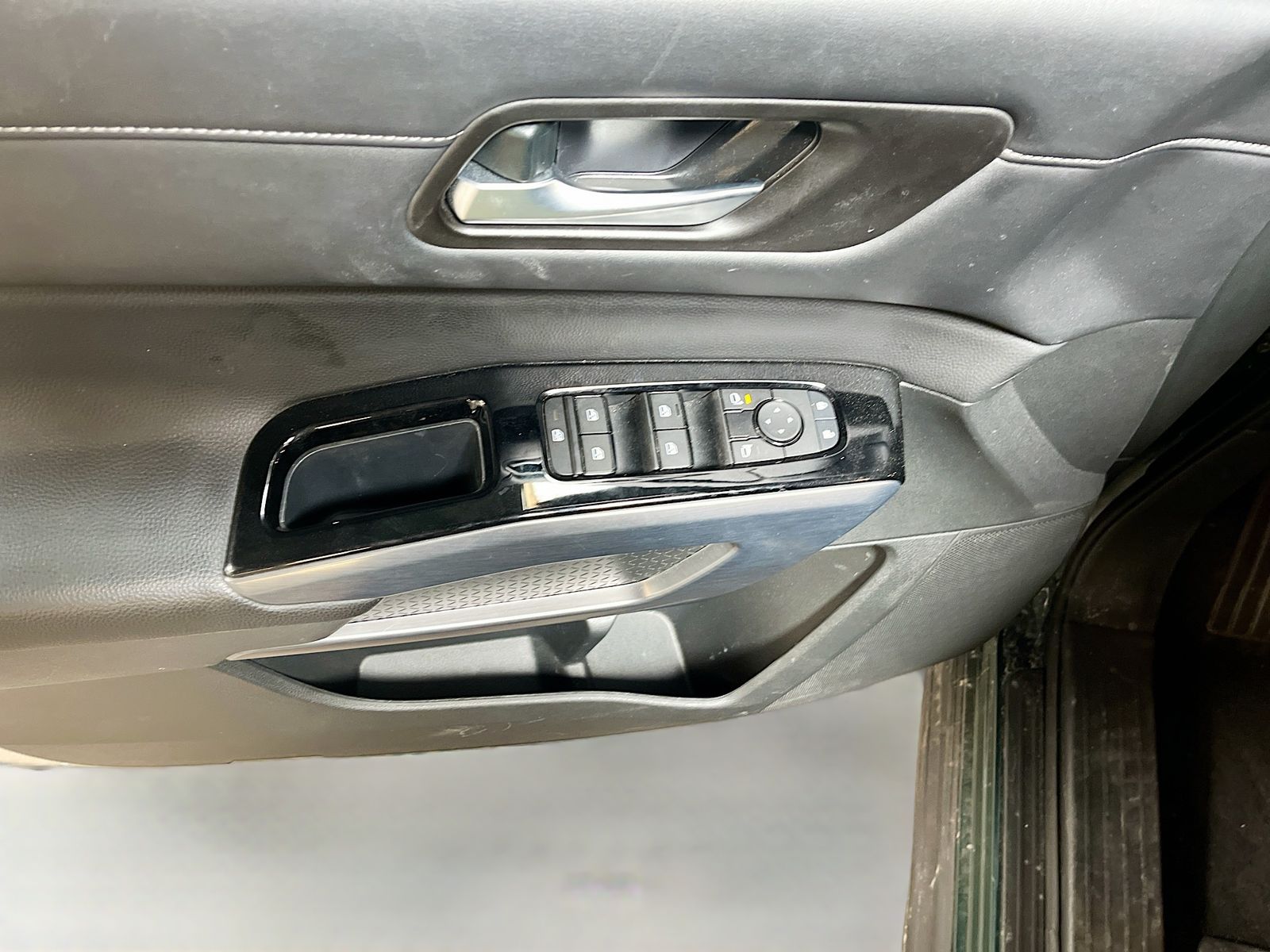 Used 2024 Black Nissan SL image 18