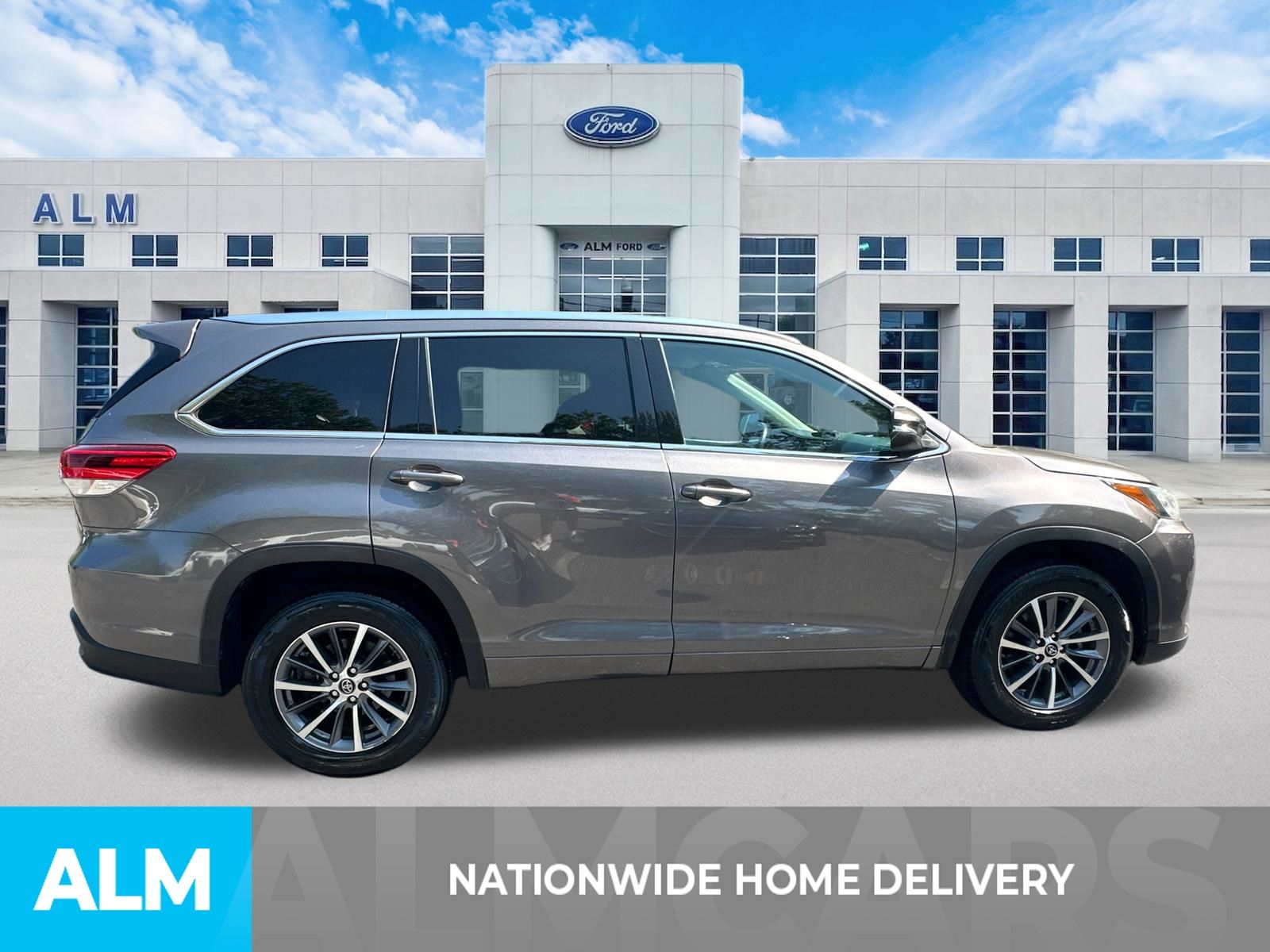Used 2018 Gray Toyota XLE image 4