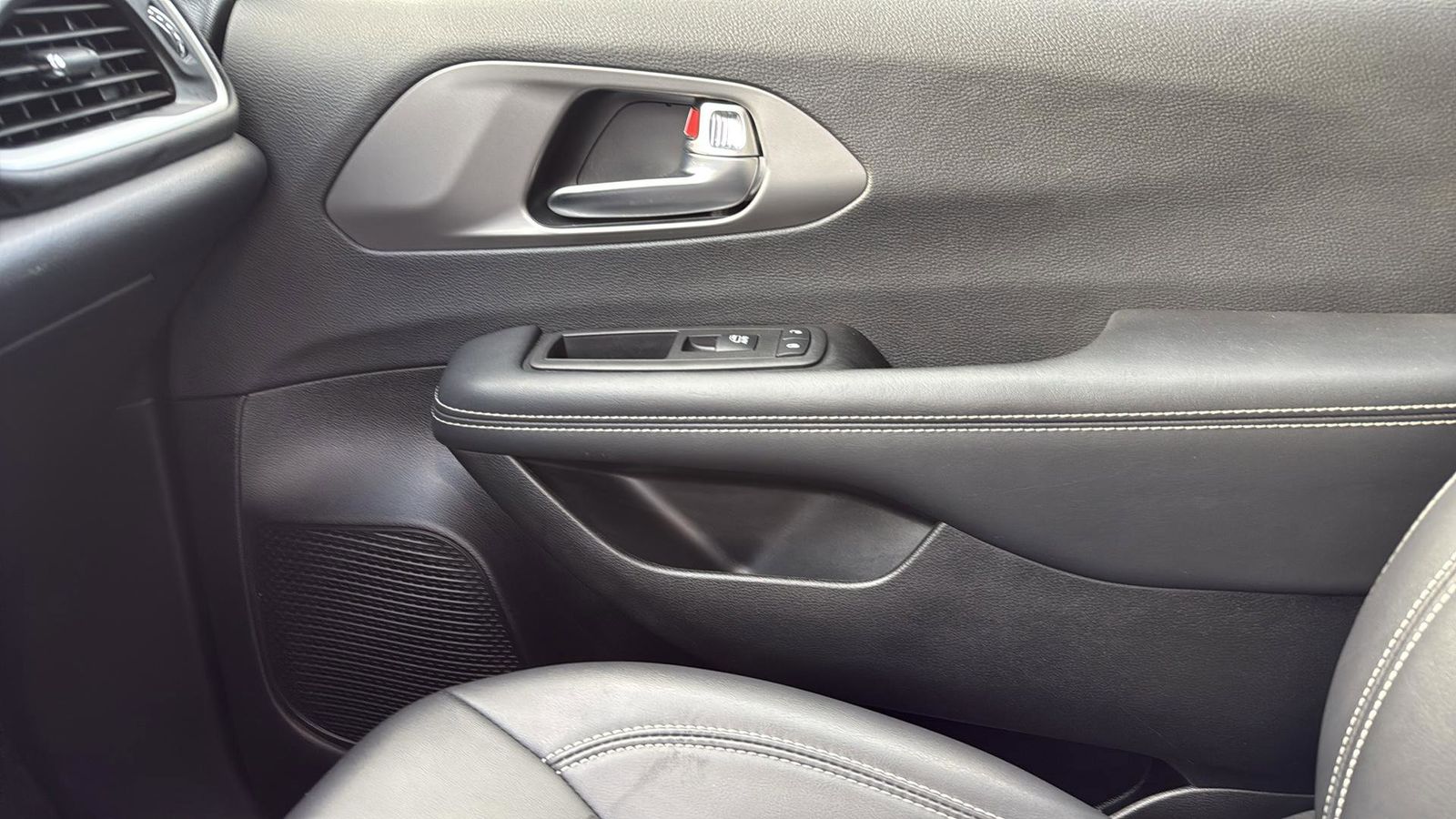 Used Car 2025 Chrysler Pacifica  Select For Sale Under $35,000 In Austin, Texas