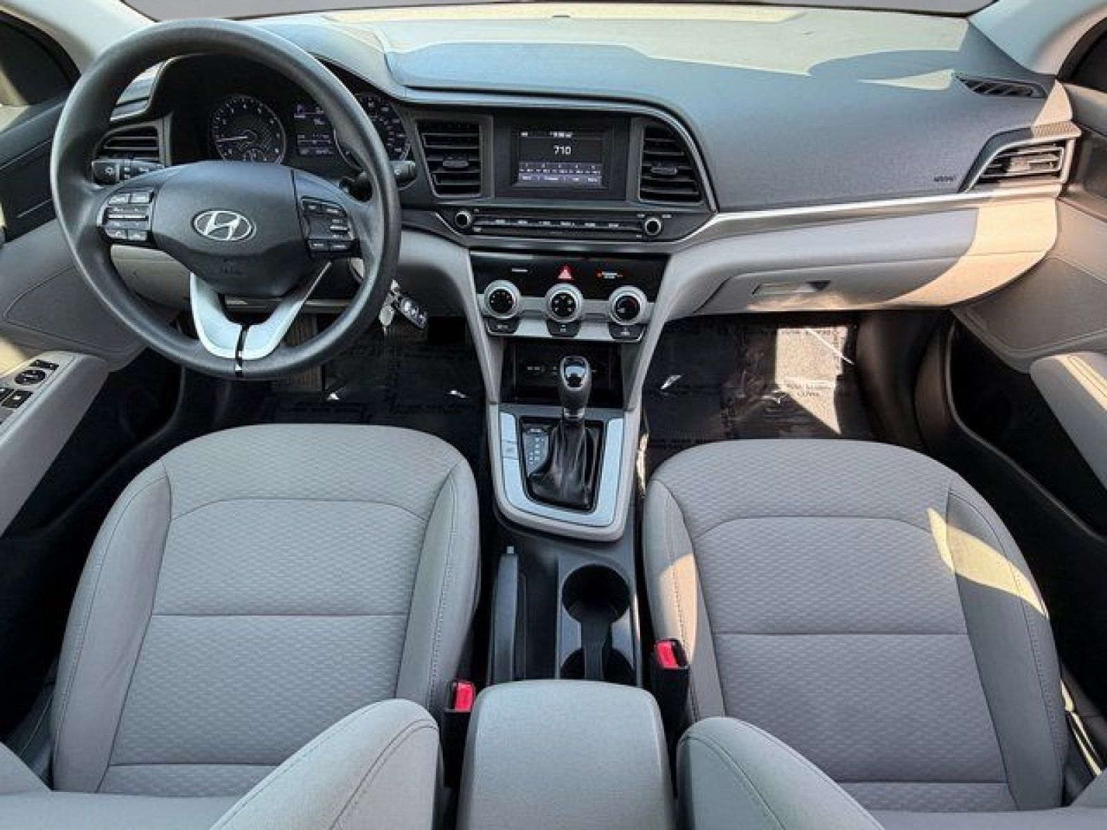 Used 2019 Machine Gray Hyundai SE image 3