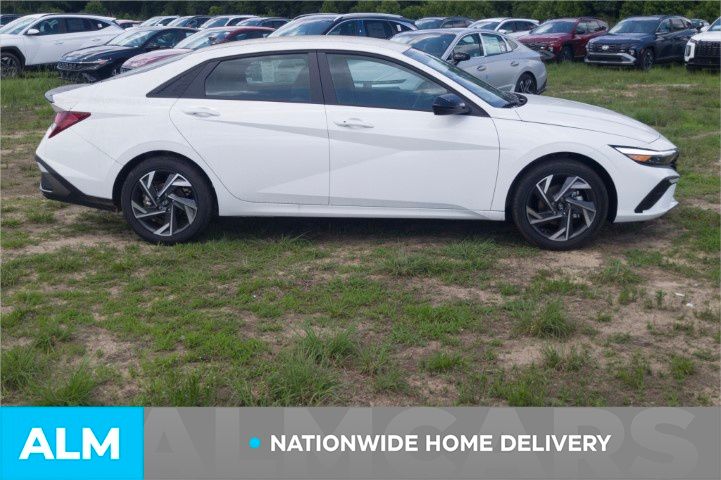Used 2025 White Hyundai SEL Sport image 5