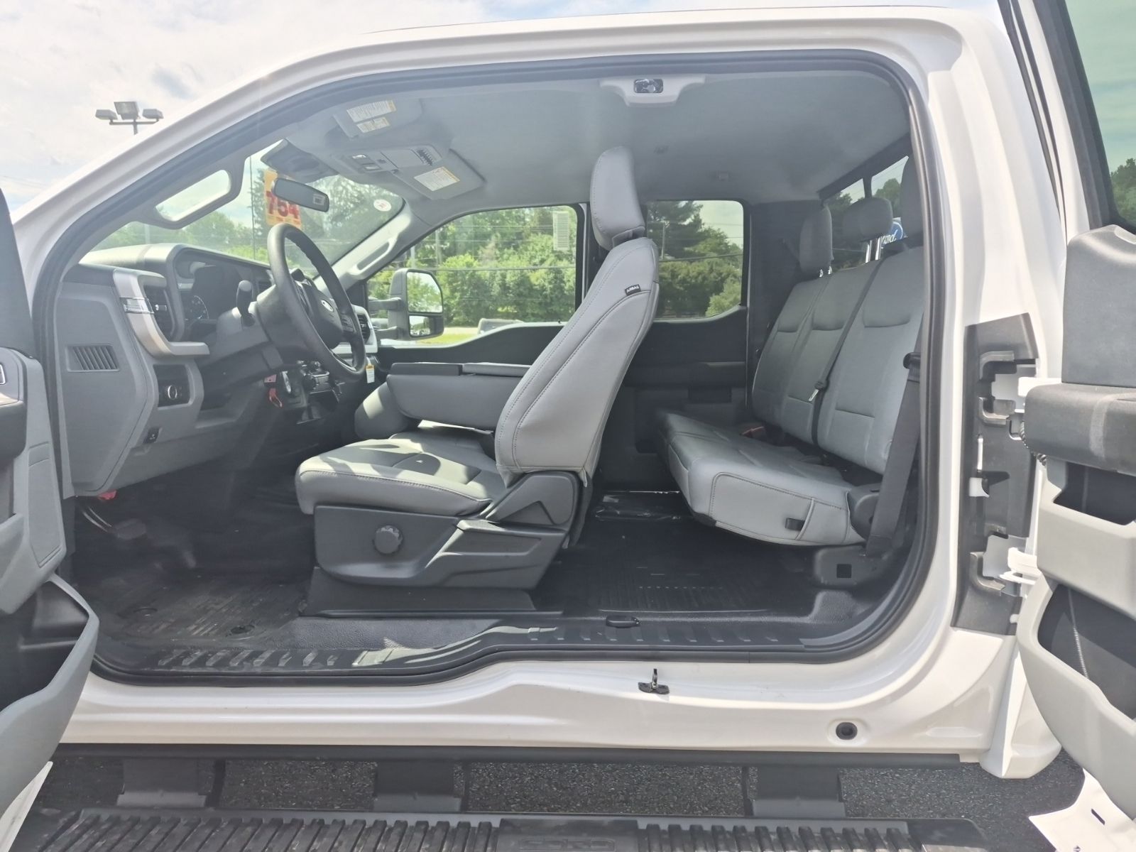New 2026 Oxford White Ford XL SERVICE BODY image 9