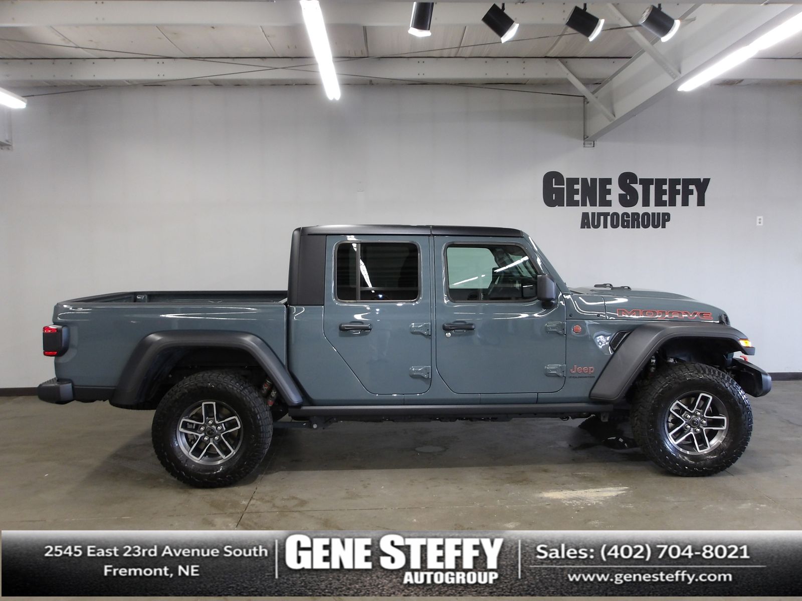 Anvil Clearcoat 2026 Jeep Gladiator Mojave Crew Cab 4WD Pickup Truck Four-Wheel Drive 8-Speed Automatic