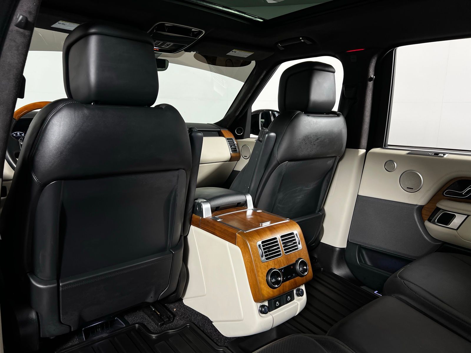 Thumbnail: 2021 Land Rover Range Rover - 6