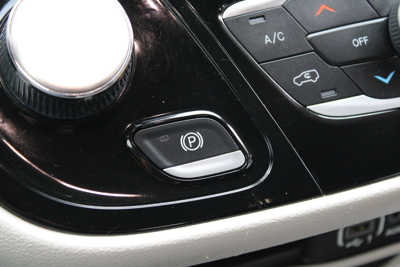 Used 2024 White Chrysler Touring L image 23