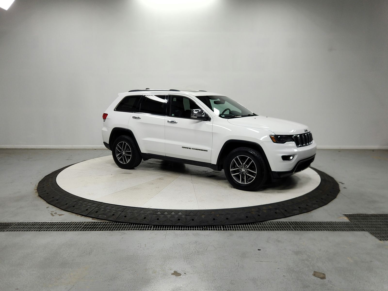 Bright White Clearcoat 2017 Jeep Grand Cherokee SUV / Crossover 4X2 8-Speed Automatic