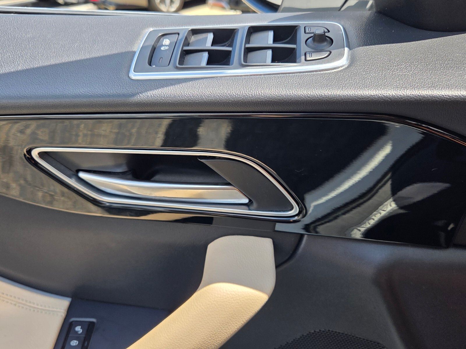 Used 2019  Jaguar 25t image 31
