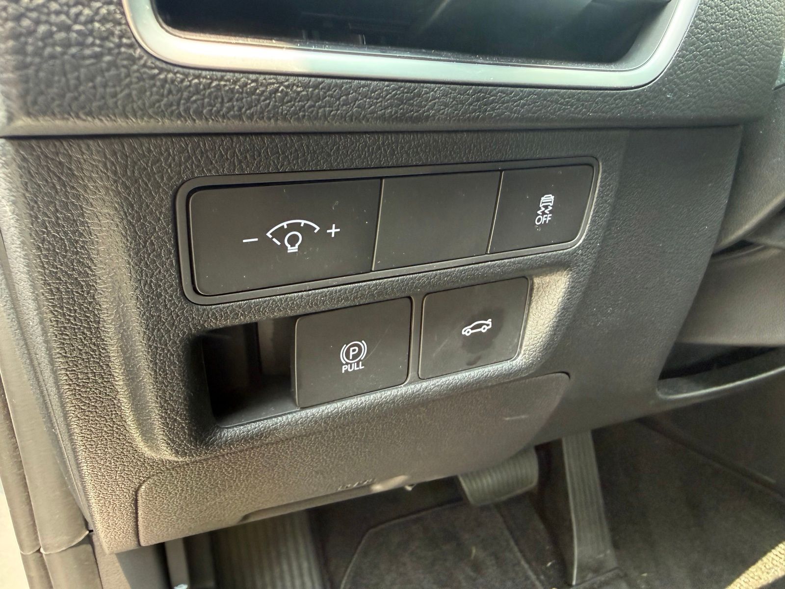 Used 2025 Silver Hyundai SEL image 21