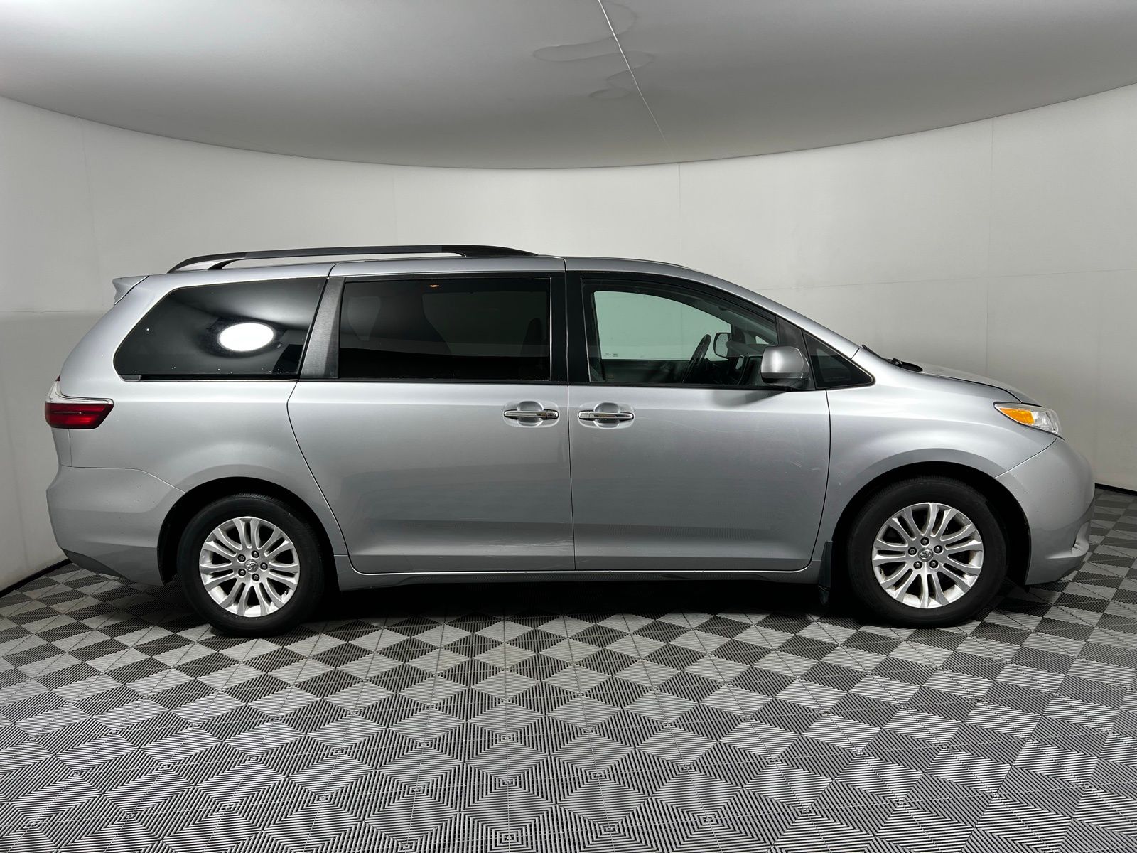 2017 Toyota Sienna XLE 4