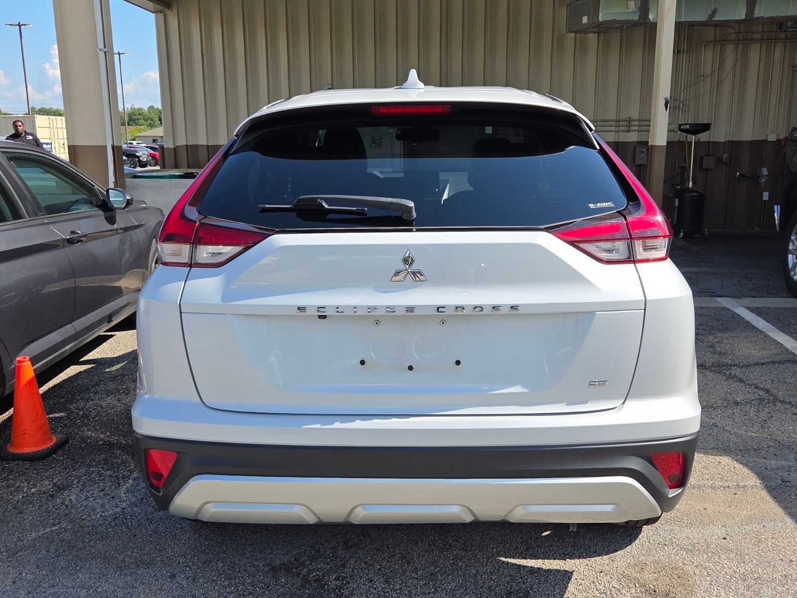Used 2024 White Diamond Mitsubishi SE image 9