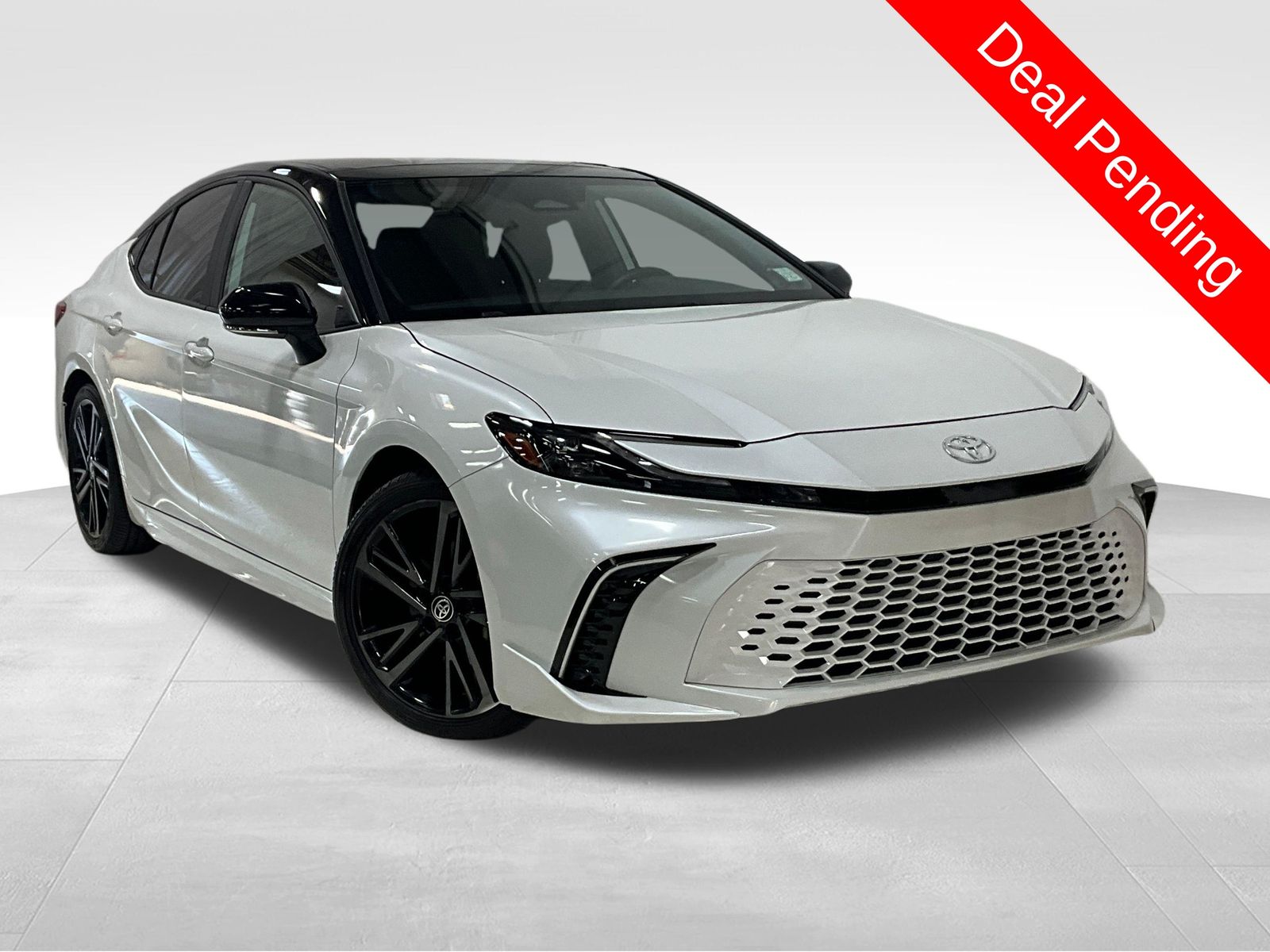 Wind Chill Pearl/Midnight Black Metallic 2025 Toyota Camry Sedan Front-Wheel Drive Continuously Variable Transmission