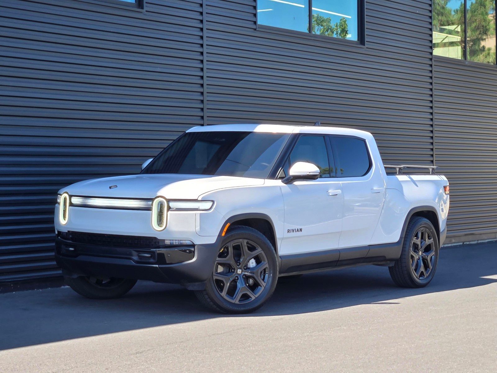 2025 Rivian R1T Adventure Dual Motor Perf Max Pack — full photo 1 of 45