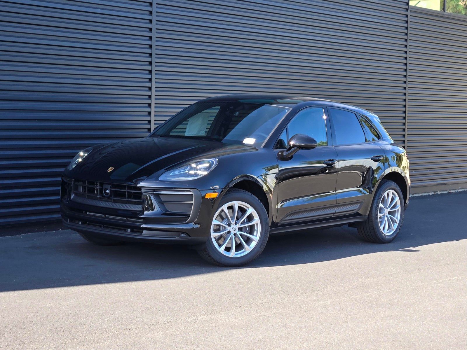 2026 Porsche Macan Base — full photo 1 of 27