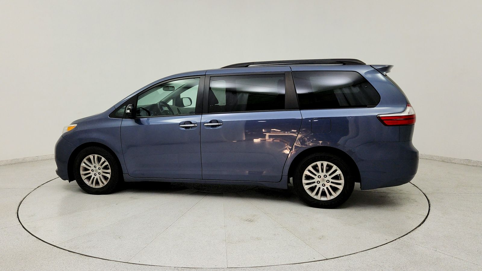 Used 2015 Blue Toyota XLE image 4