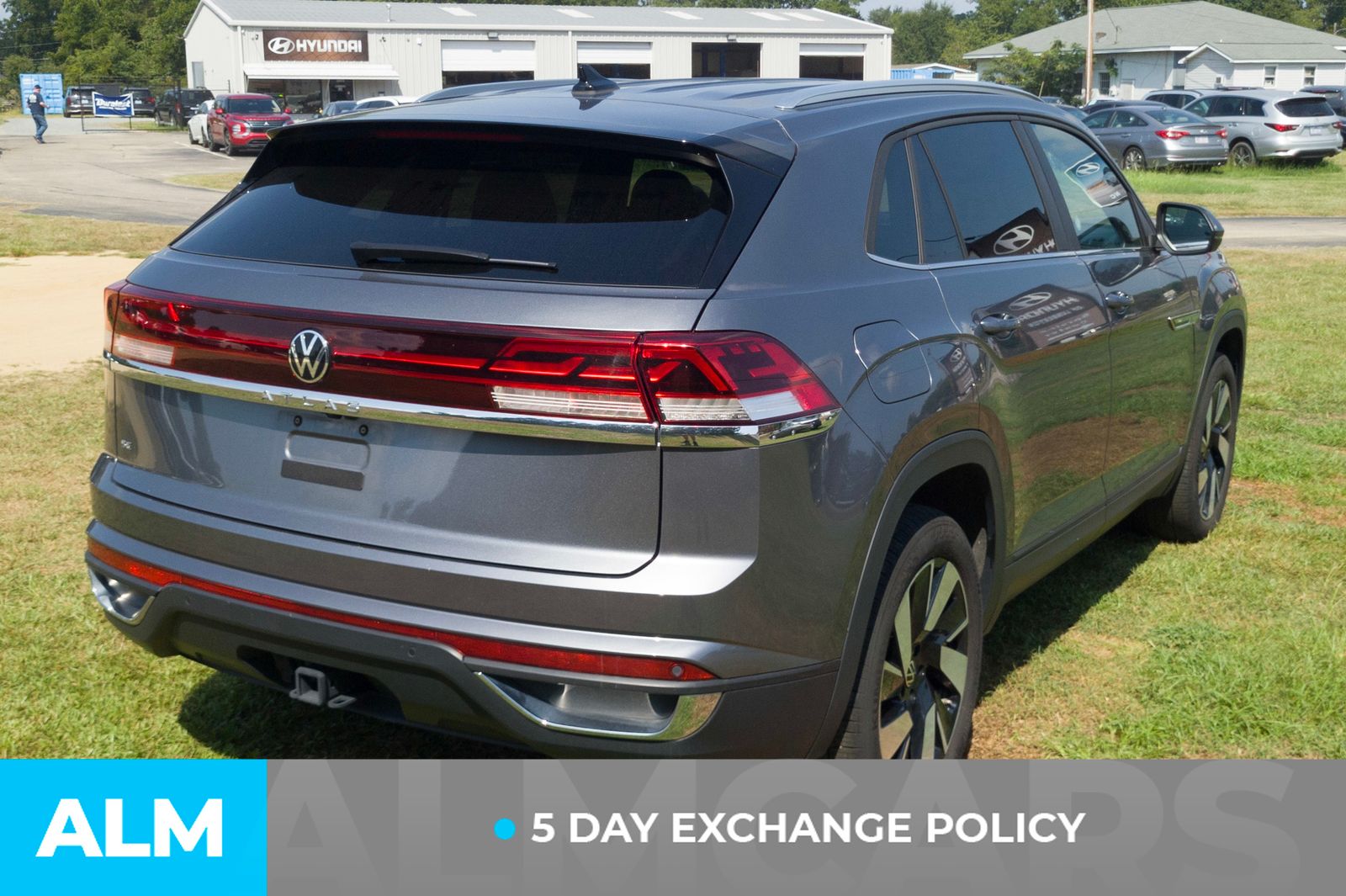 Used 2025  Volkswagen 2.0T SE w/Technology image 3