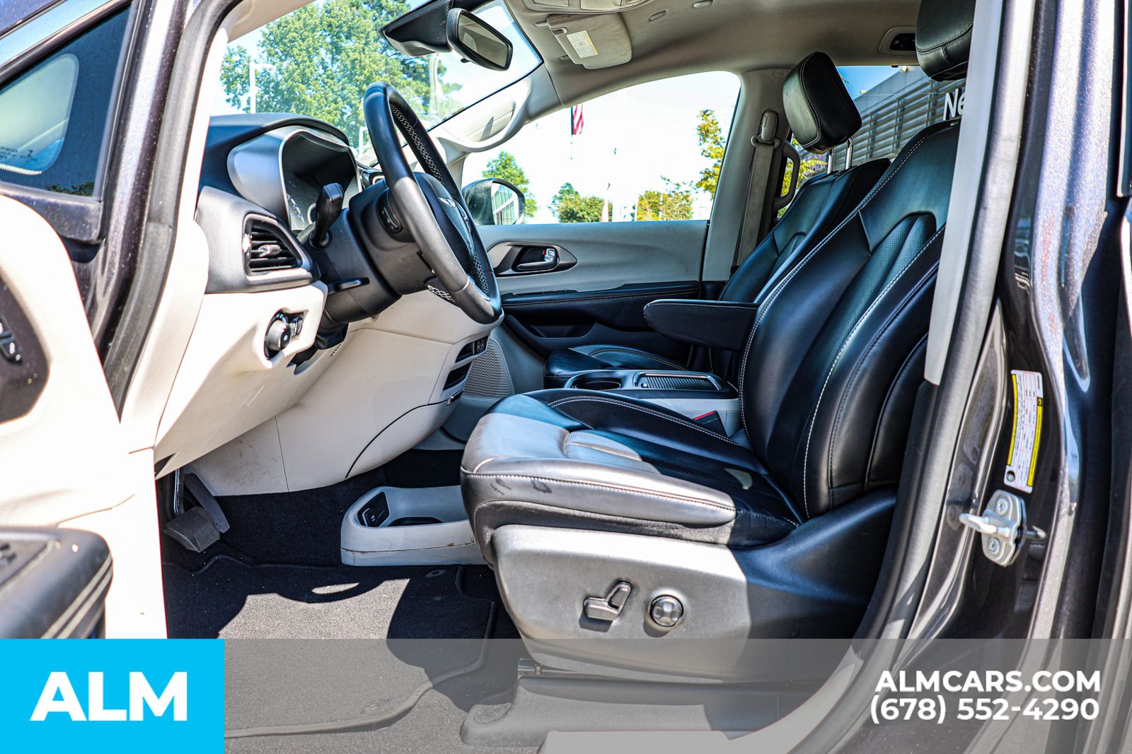 2023 Chrysler Pacifica Touring L photo 17