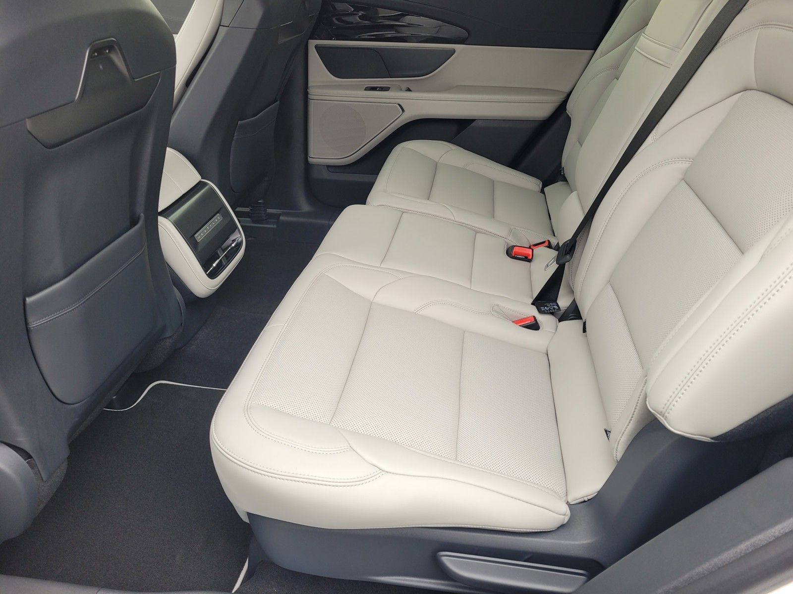 New 2026 White Lincoln Premiere image 7