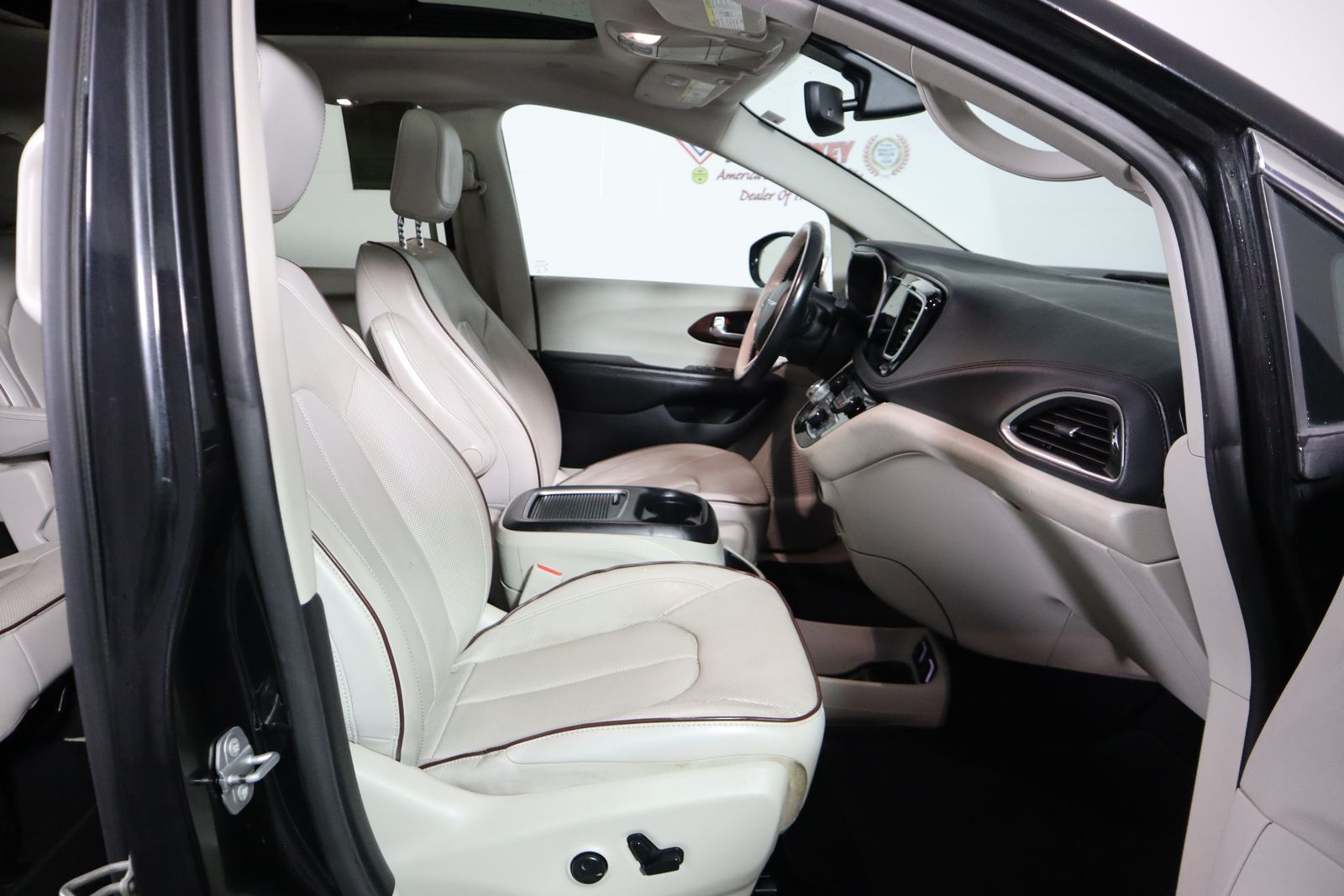 2020 Chrysler Pacifica Limited photo
