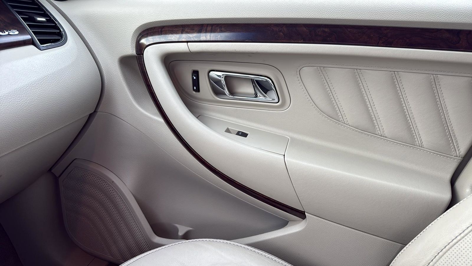 Used Car 2011 Ford Taurus  Limited For Sale Under $10,000 In Austin, Texas