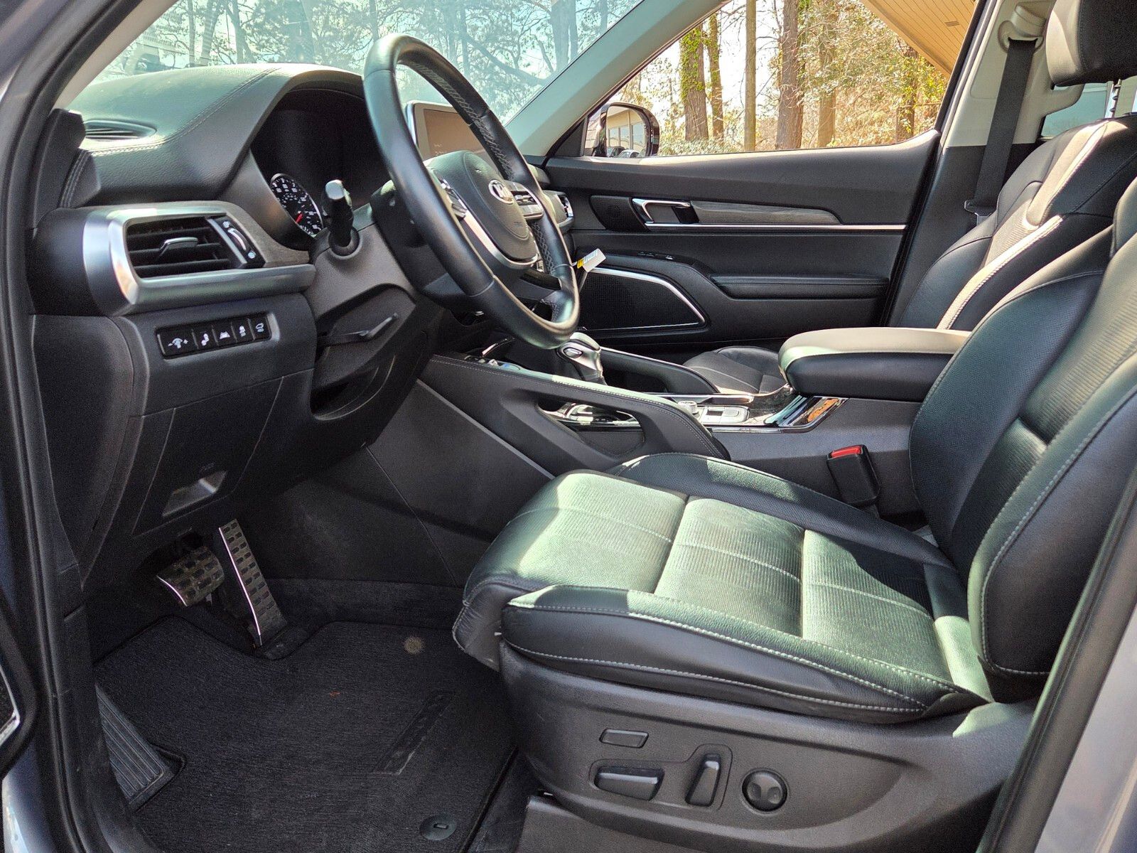 Used 2021 Silver Kia SX image 3