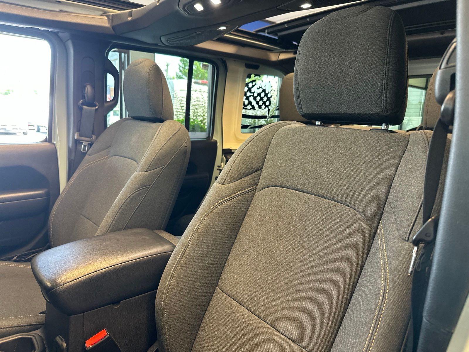Used 2024 Earl Clearcoat Jeep Sport S image 9