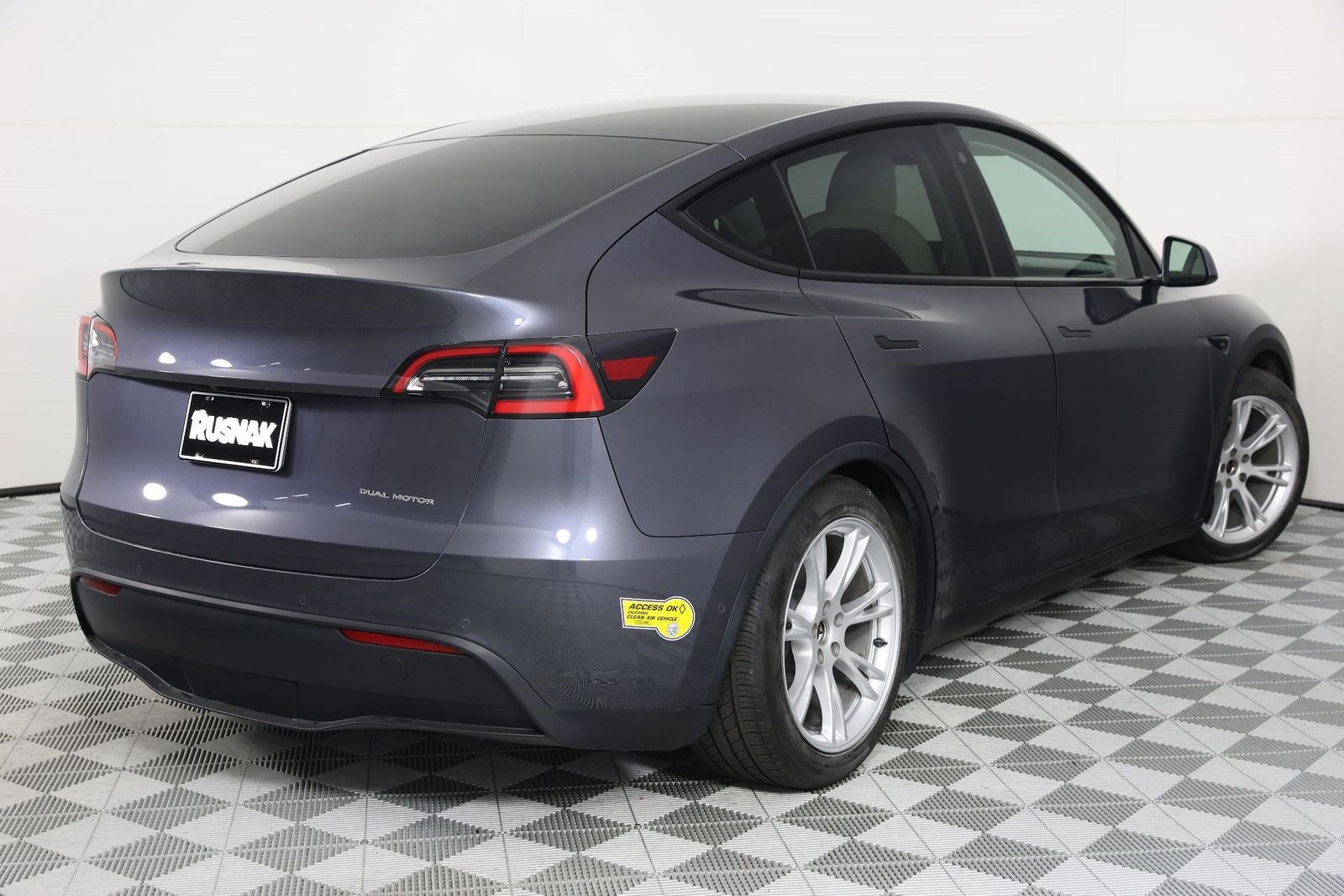 View vehicle photo 4
