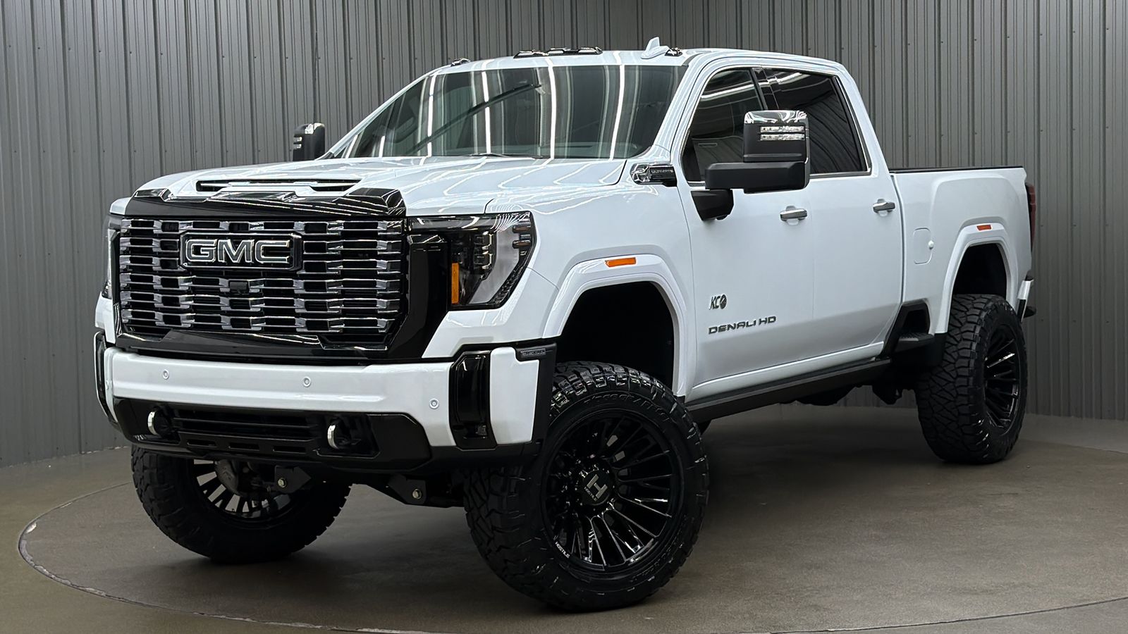 Glacier White Tricoat 2026 GMC Sierra 3500HD Pickup Truck Four-Wheel Drive Automatic