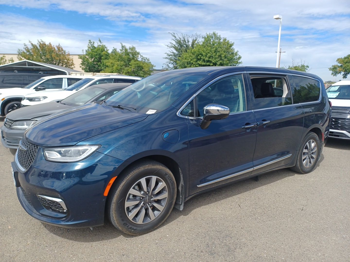 Fathom Blue Pearlcoat 2023 Chrysler Pacifica Hybrid Minivan Front-Wheel Drive Continuously Variable Transmission