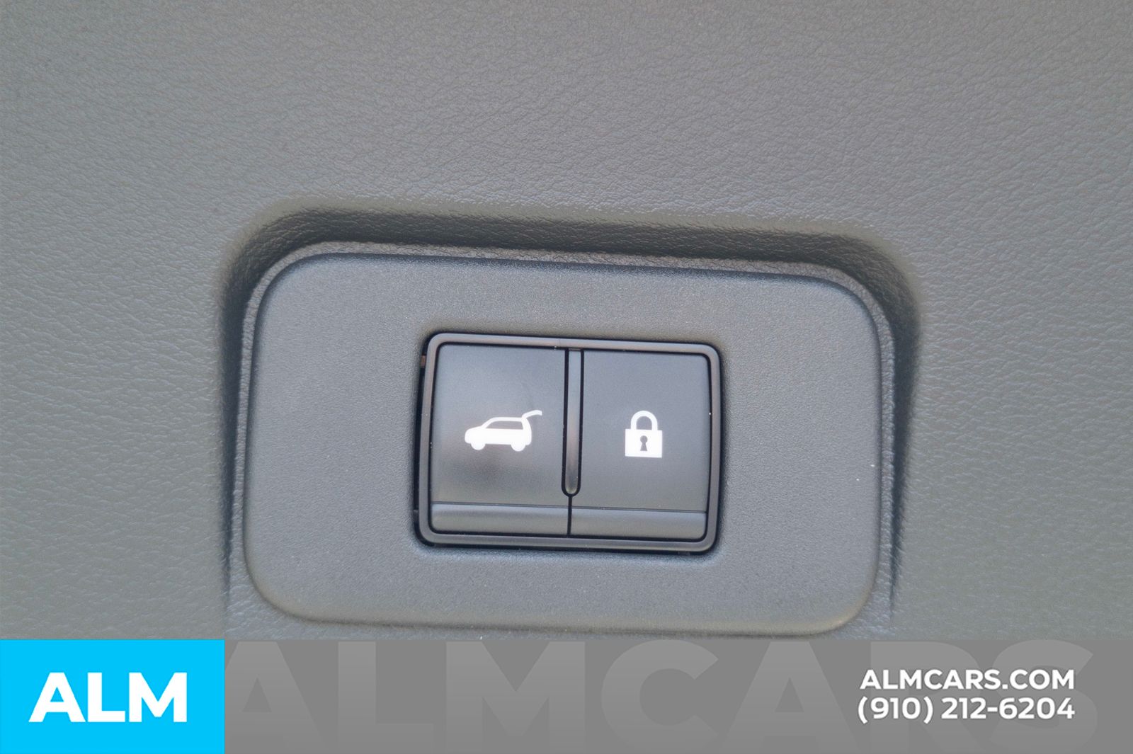 Used 2025 White Pearl Nissan Platinum image 9