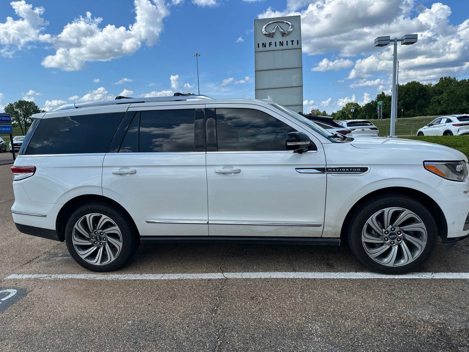 2023 Pristine White Metallic Tri-Coat Lincoln Navigator Reserve 4X4 SUV