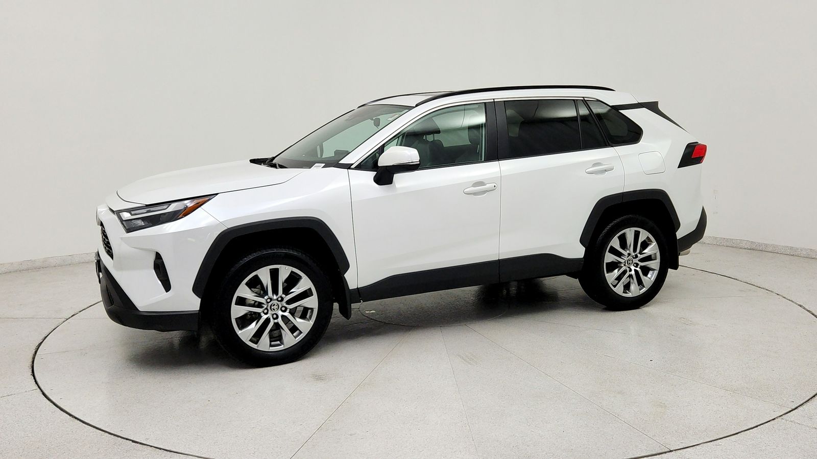 Used 2025 Beige Toyota XLE Premium image 3