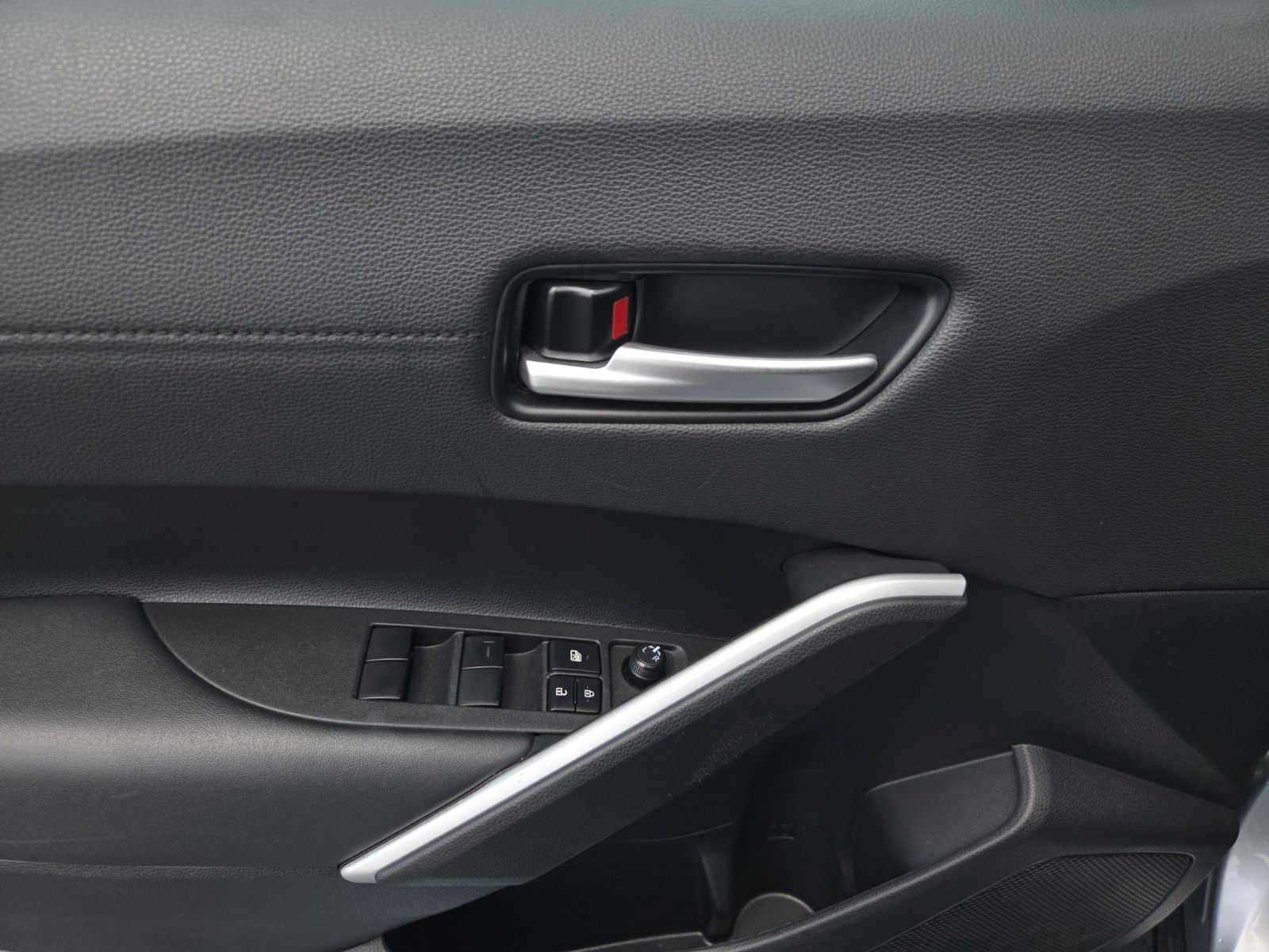 2025 Toyota Corolla Cross XLE - Photo 13