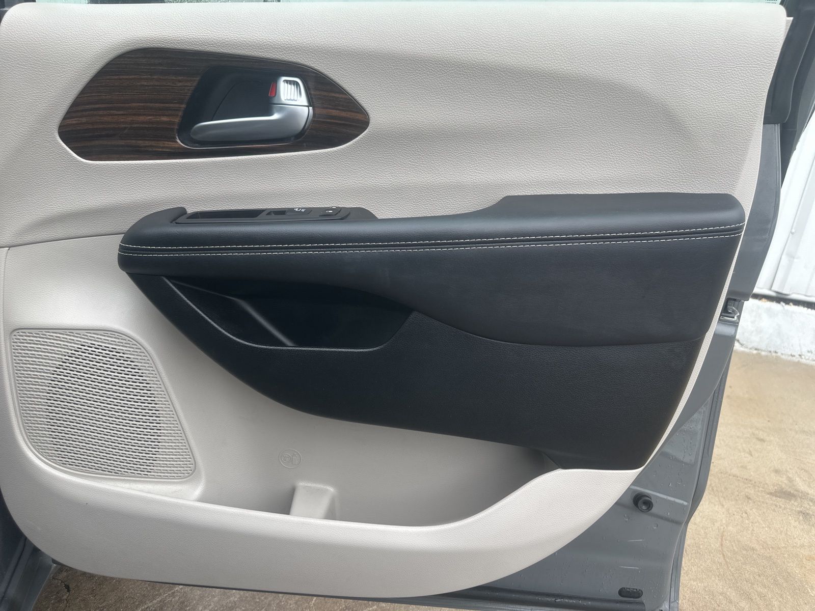 Used Car 2023 Chrysler Pacifica  Limited For Sale Under $30,000 In Austin, Texas