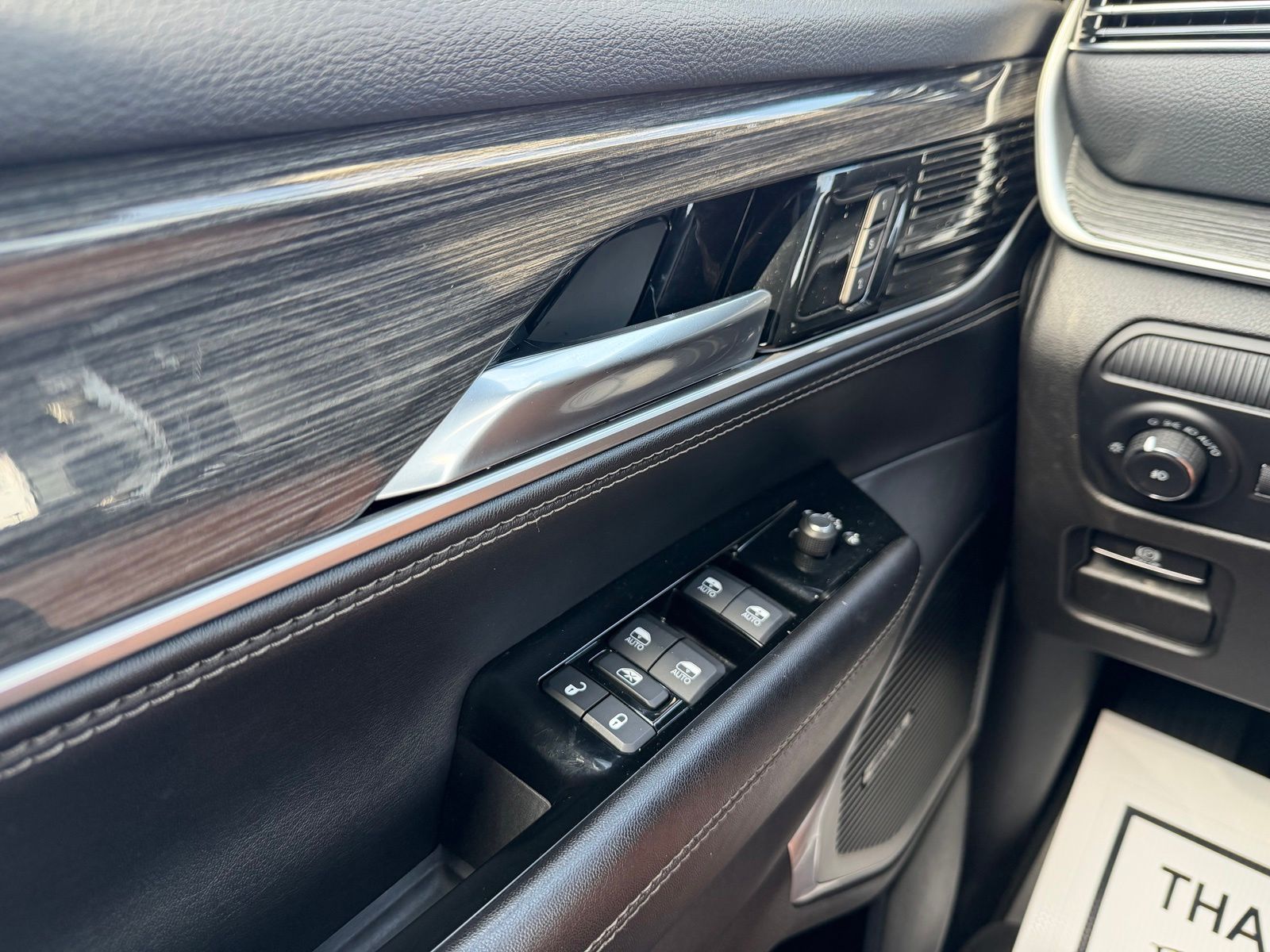 2022 Jeep Wagoneer image 27