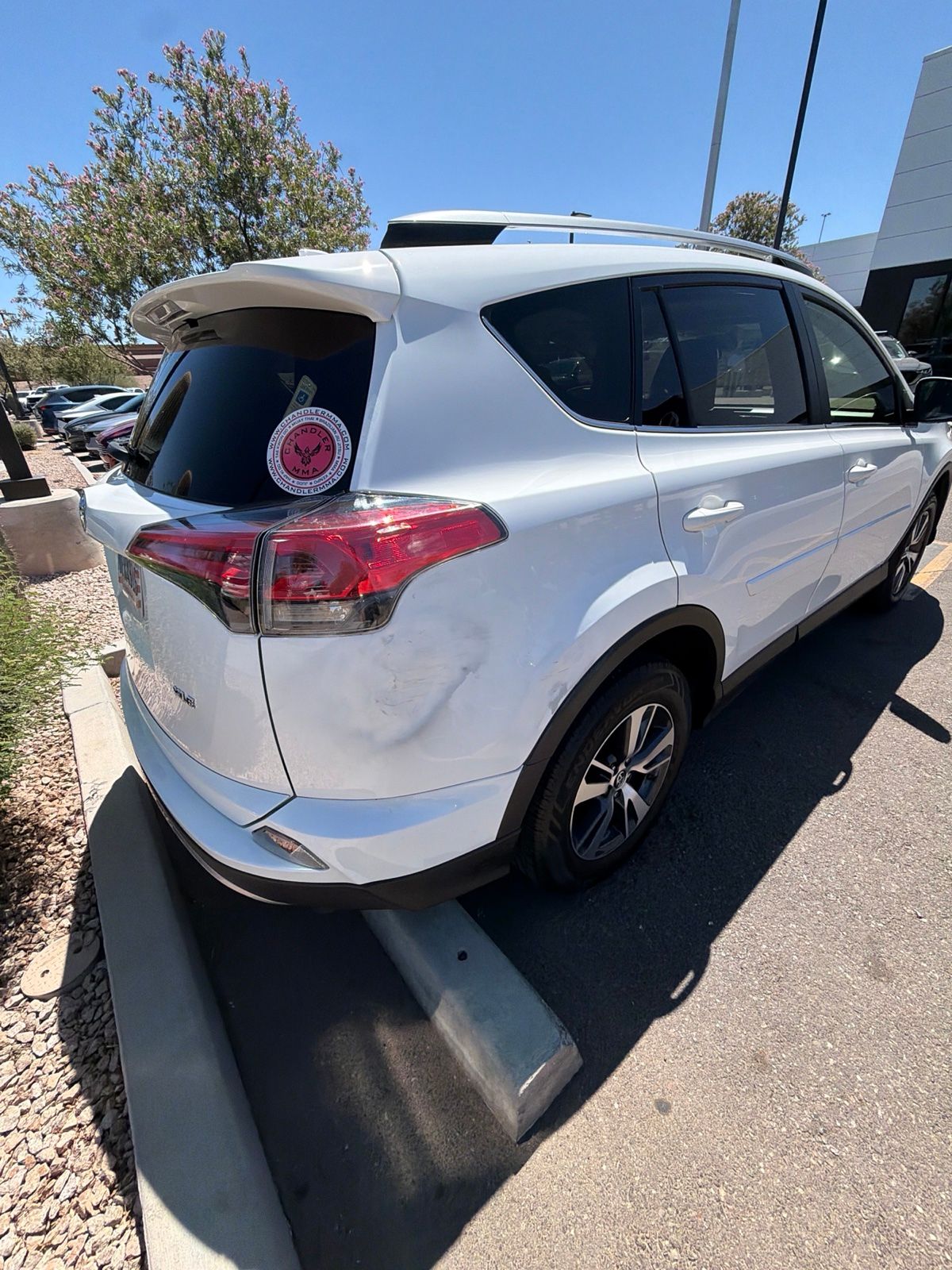 Super White 2018 Toyota RAV4 SUV / Crossover Front-Wheel Drive 6-Speed Automatic