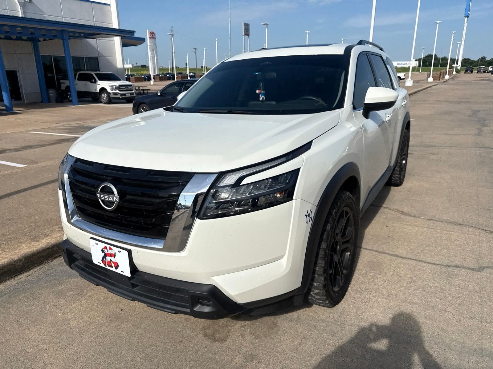 View vehicle photo 3