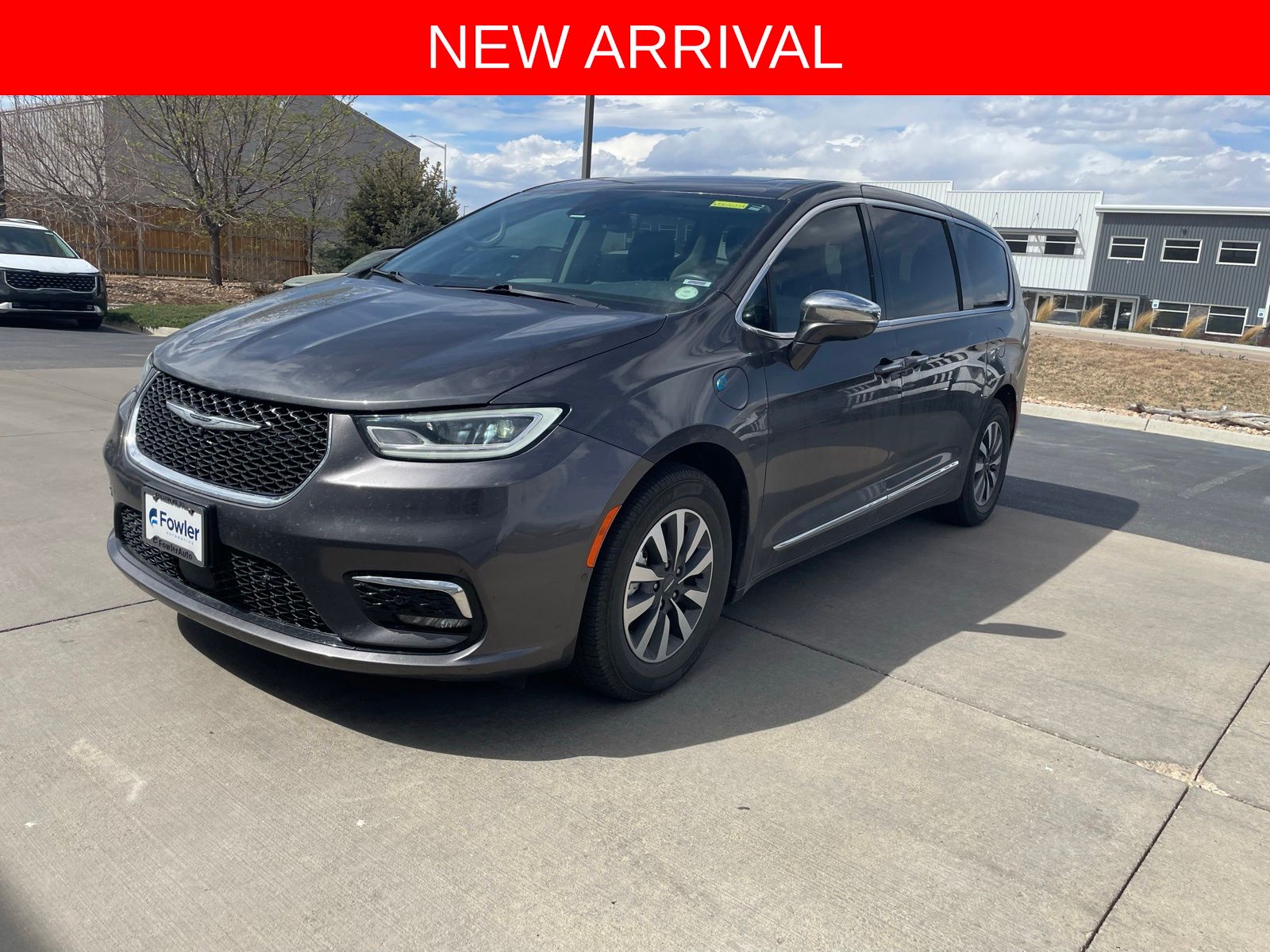 Gray (Granite Crystal Metallic Clearcoat) 2022 Chrysler Pacifica Hybrid Limited FWD Minivan Front-Wheel Drive Continuously Variable Transmission