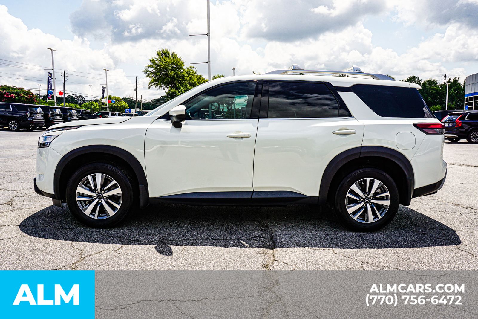 Used 2023 White Nissan SL image 9