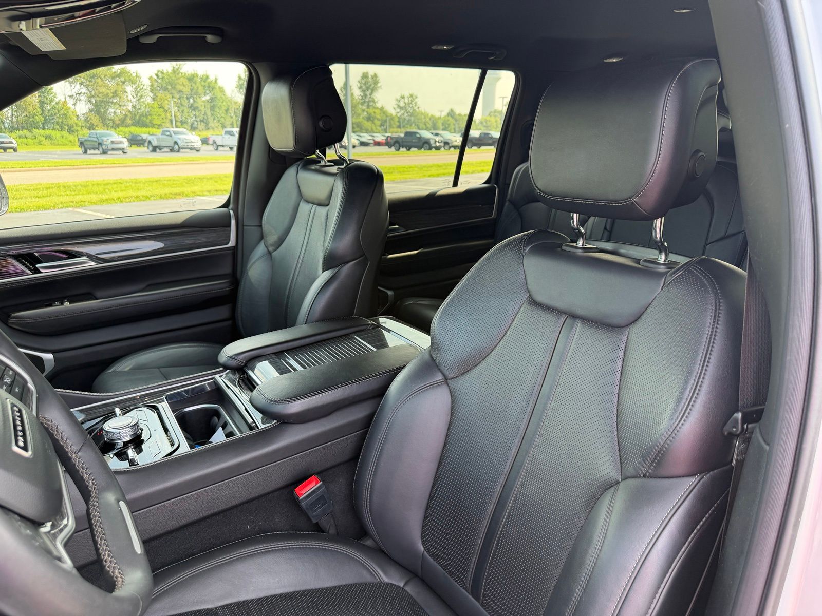 2022 Jeep Wagoneer image 13