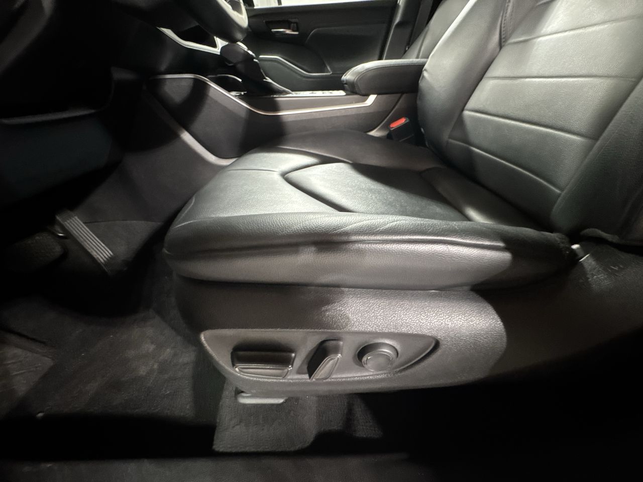 2021 Toyota Highlander XLE photo 16