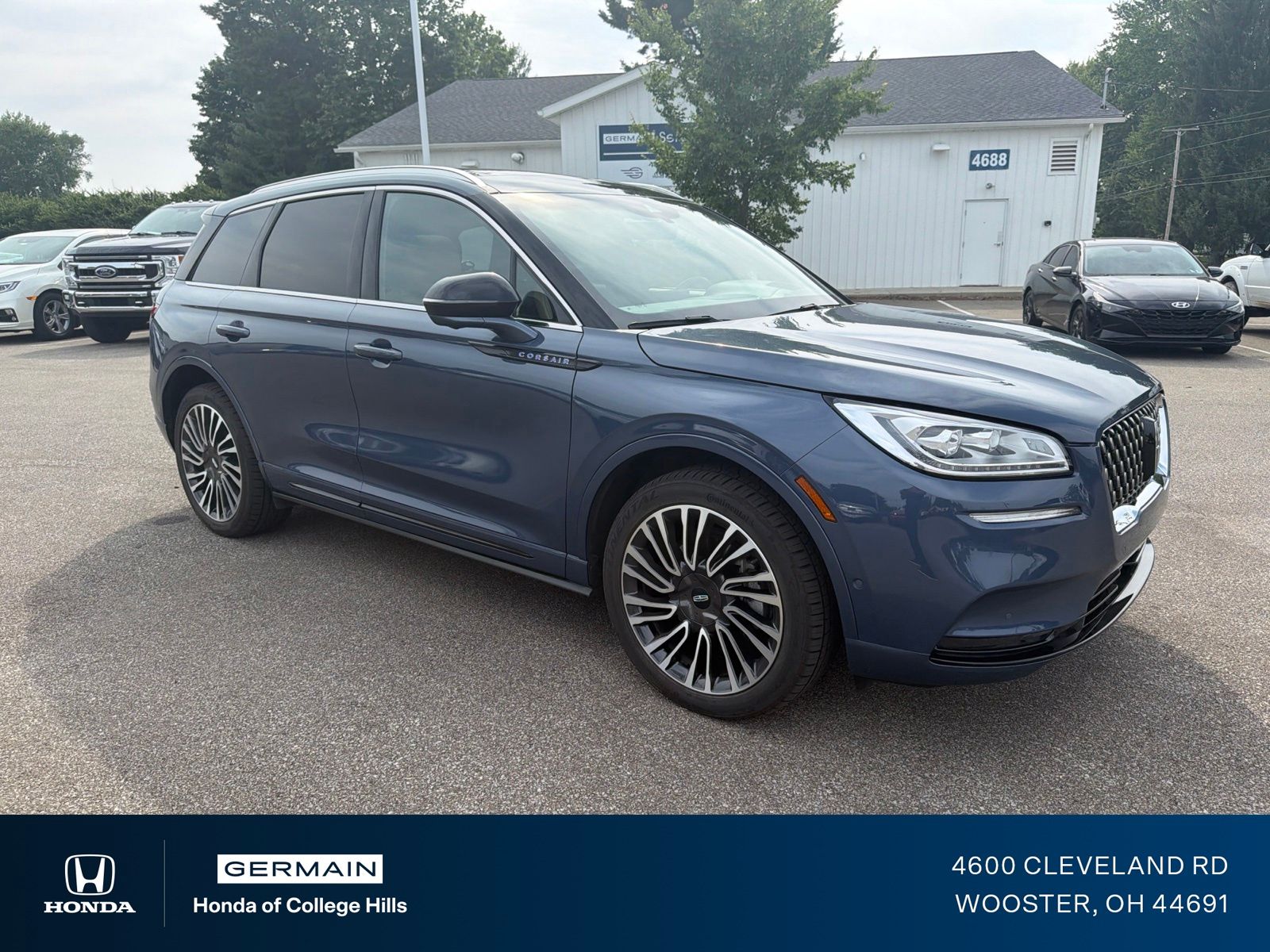 Used 2022 Blue Lincoln Grand Touring image 3