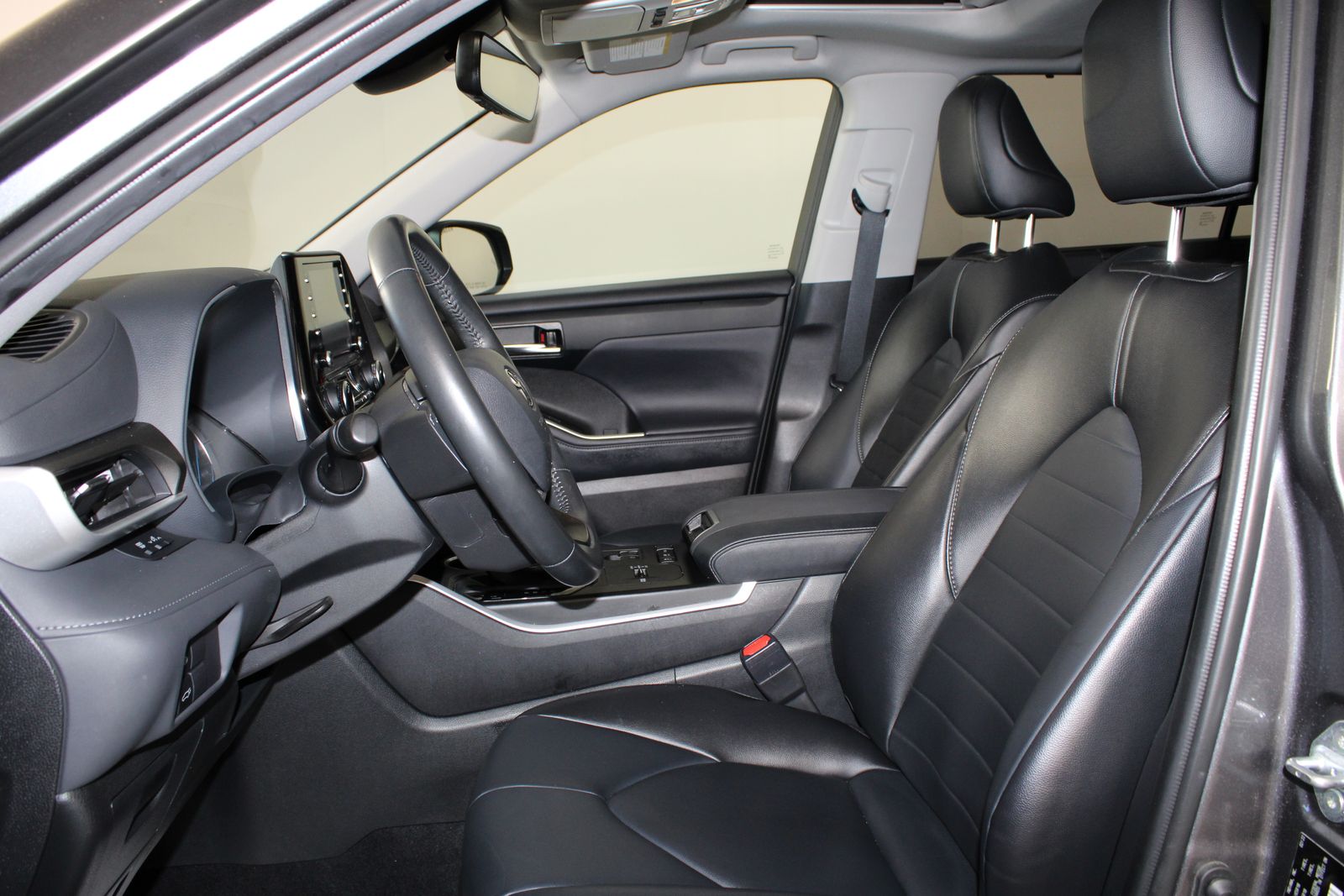 Used 2022 Gray Toyota XLE image 9