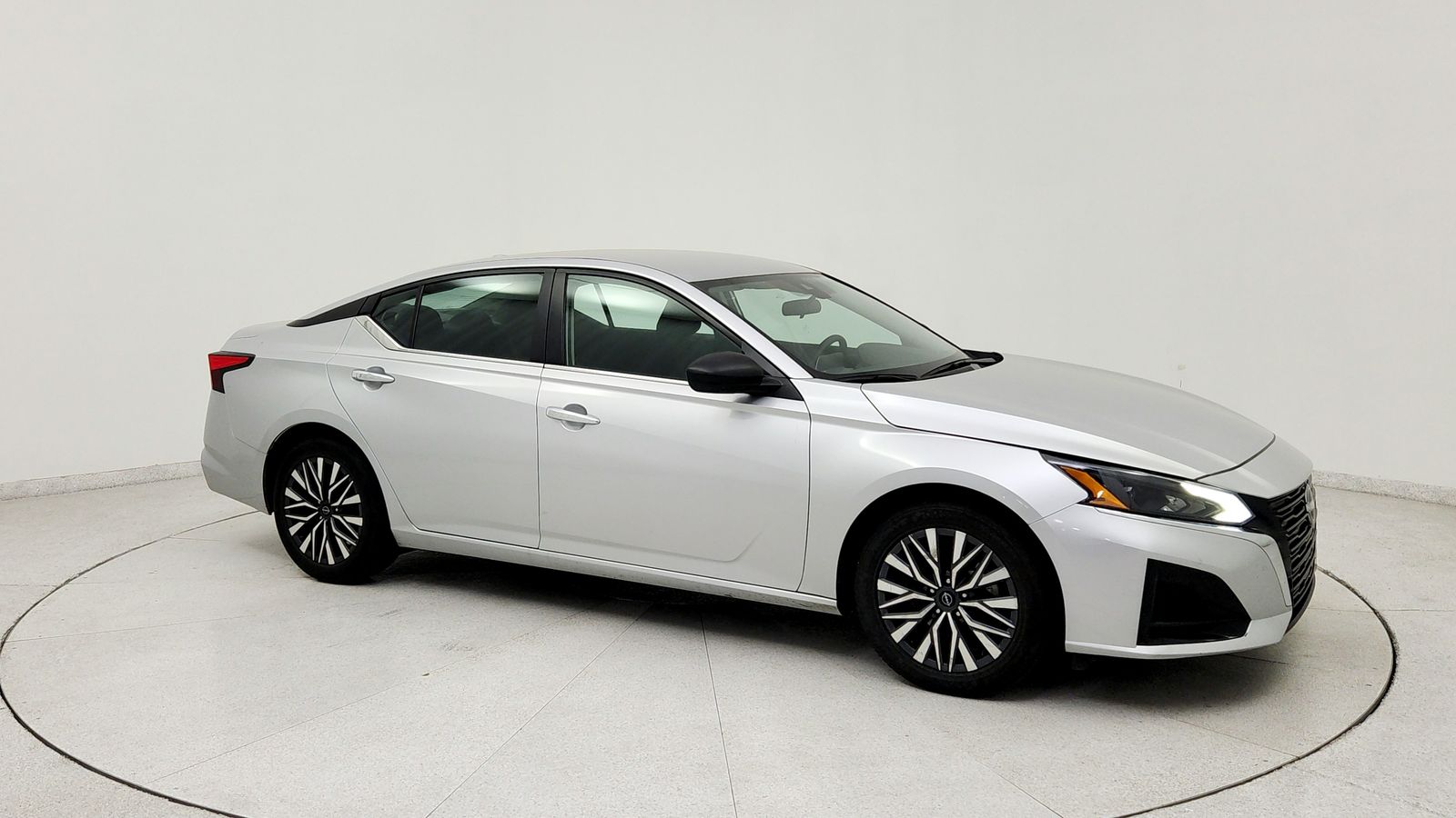 Used 2024 Silver Nissan 2.5 SV image 9