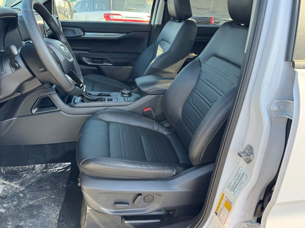 New 2025 Oxford White Ford Lariat image 13