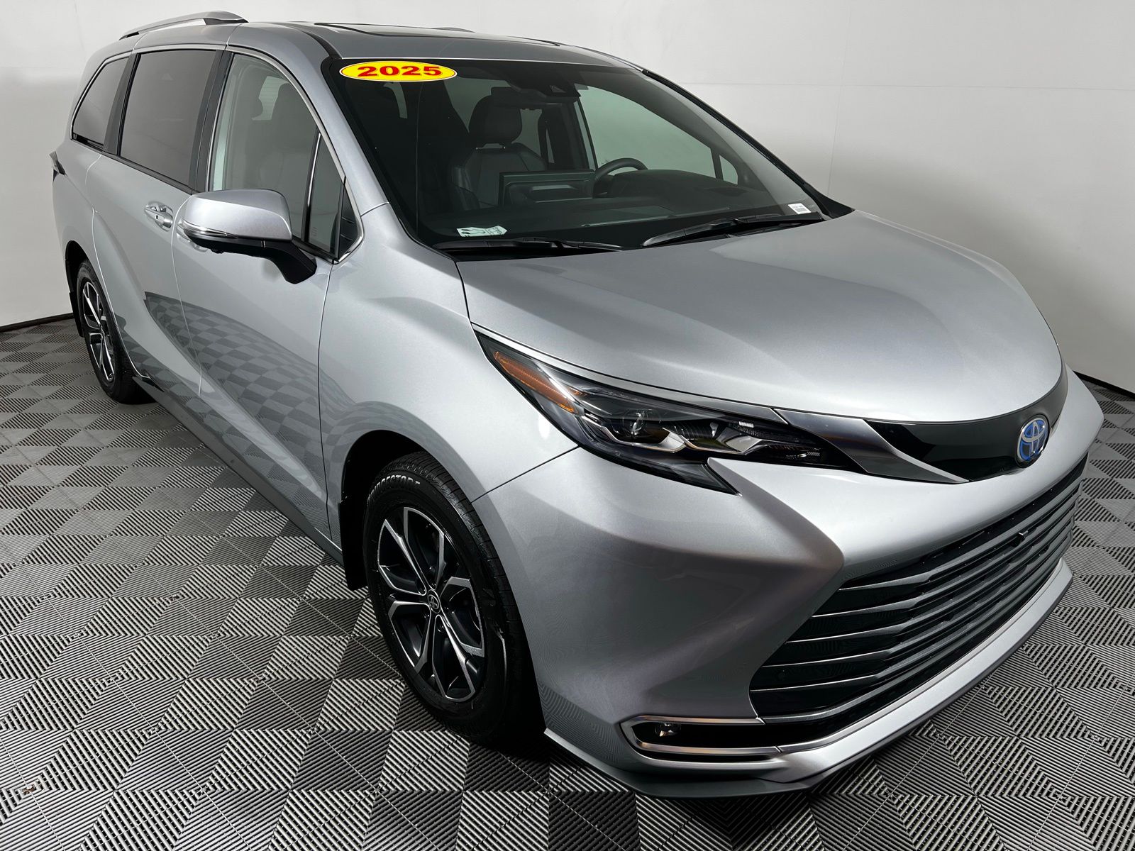 Thumbnail: 2025 Toyota Sienna - 3
