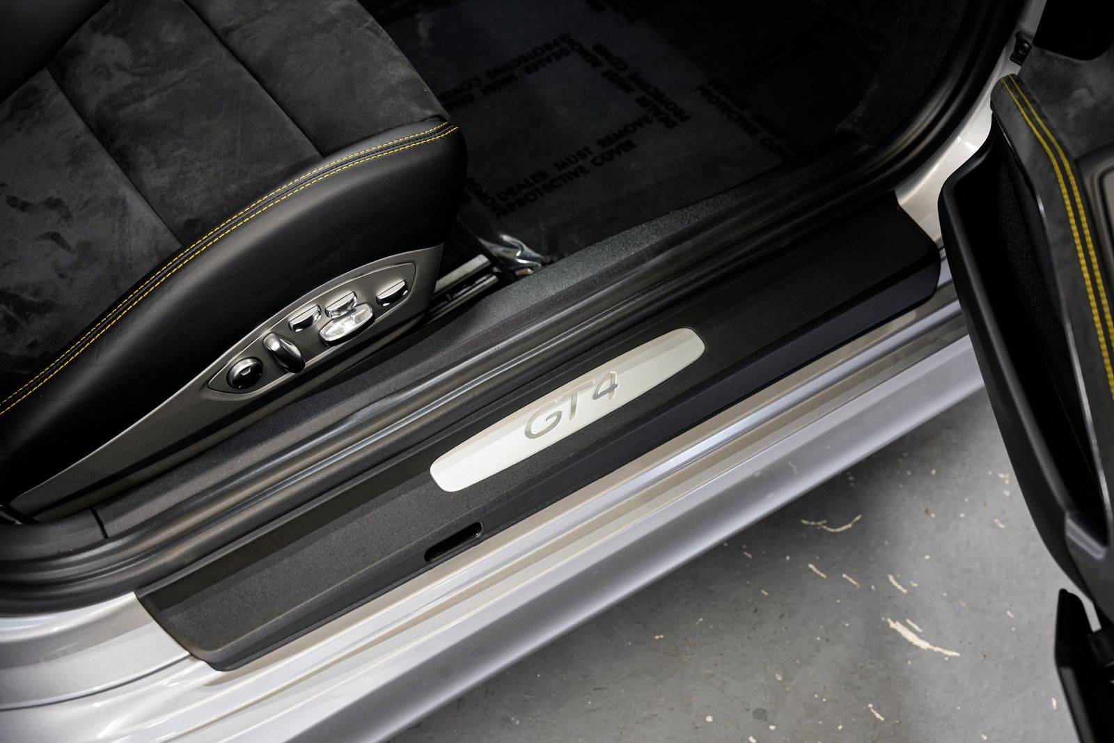 2016 Porsche Cayman GT4 — photo 21