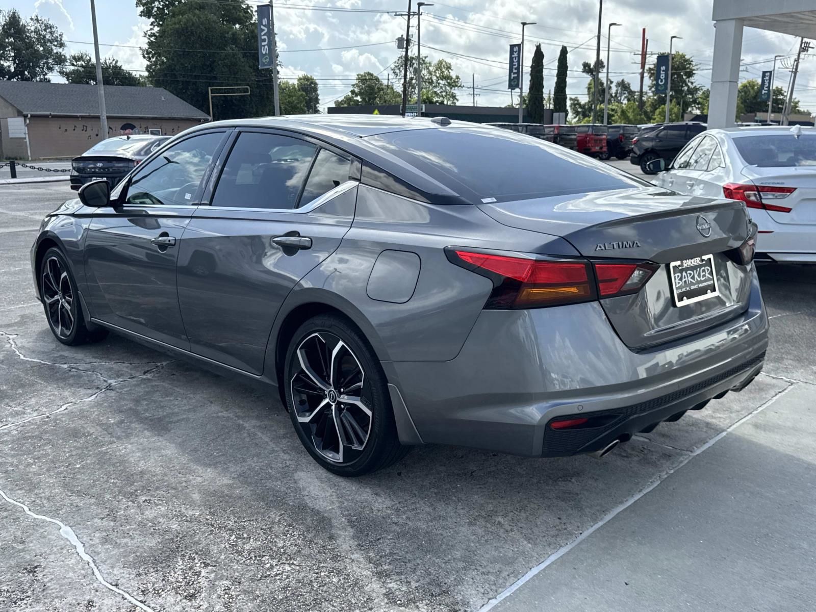 View vehicle photo 6