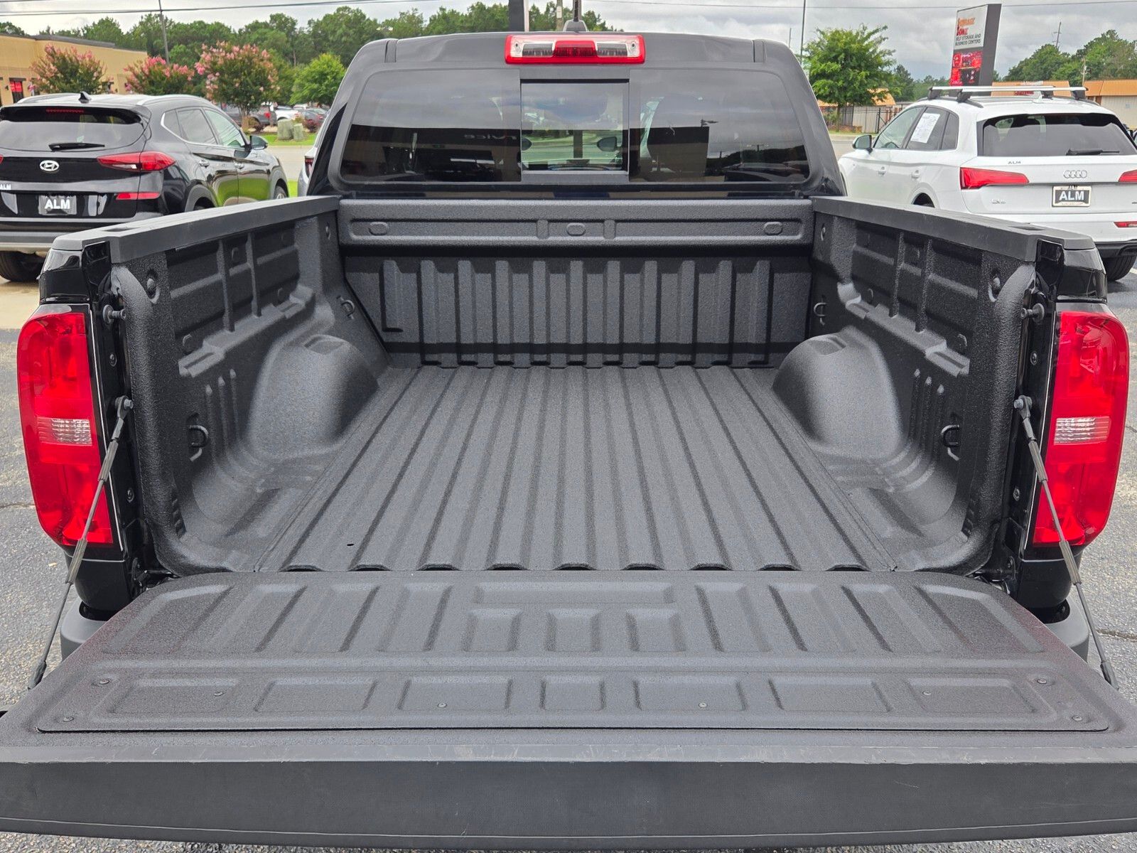 Used 2022 Black Chevrolet Z71 image 13
