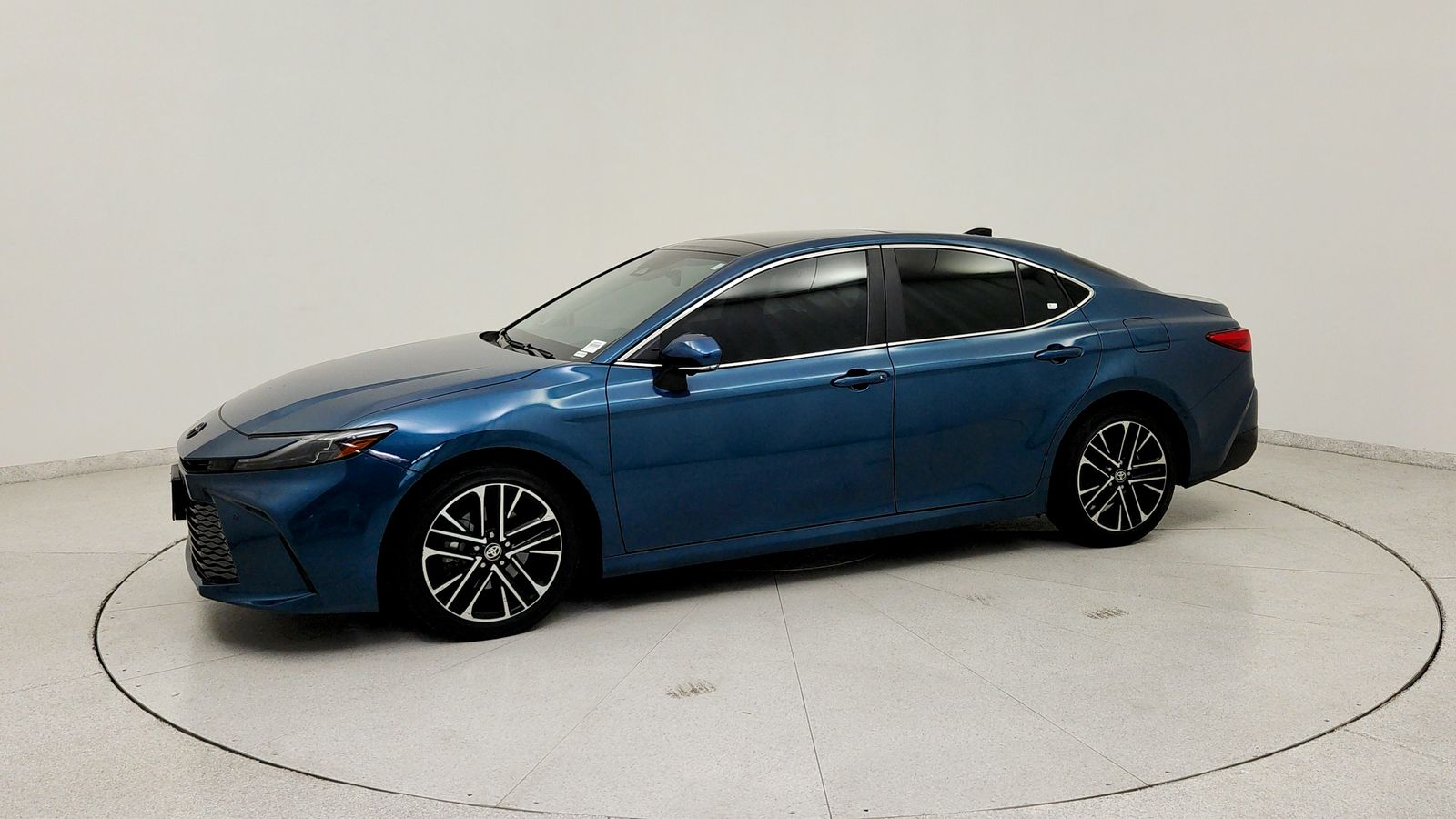 Used 2025  Toyota XLE image 3