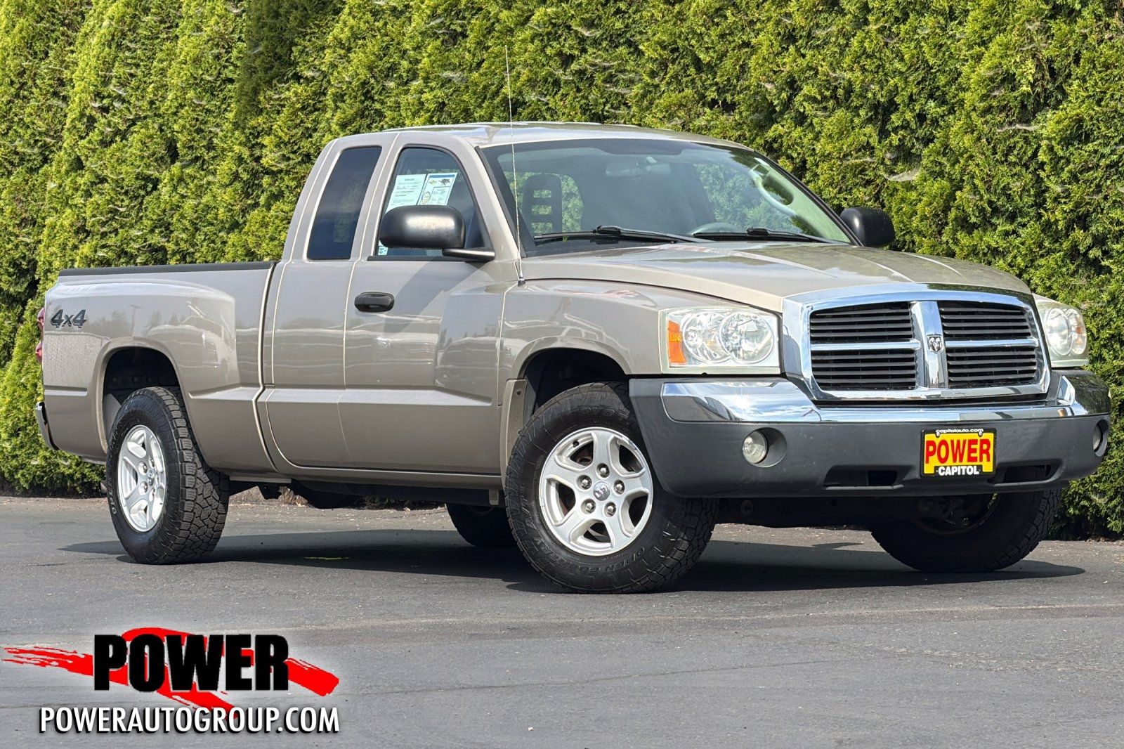 Light Almond Pearl Metallic 2005 Dodge Dakota Pickup Truck Four-Wheel Drive 5-Speed Automatic